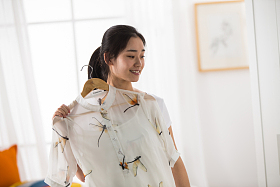 青年女人试衣服图片