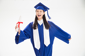 穿学士服的大学生照片