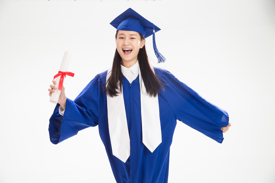 穿学士服的大学生照片