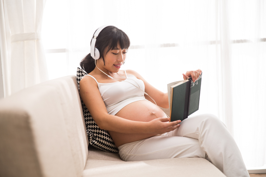 孕妇听音乐看书图片 孕妇听音乐看书图片
