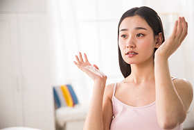 青年女人涂抹润肤露图片