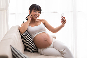 孕妇用手机自拍照片