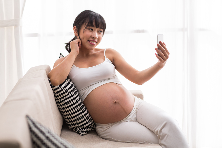 孕妇用手机自拍照片