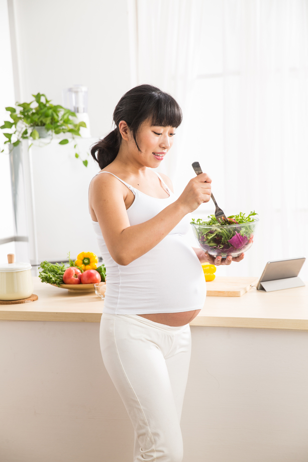 孕妇吃蔬菜沙拉照片 孕妇吃蔬菜沙拉照片