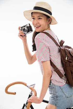 青年女孩骑车旅行图片