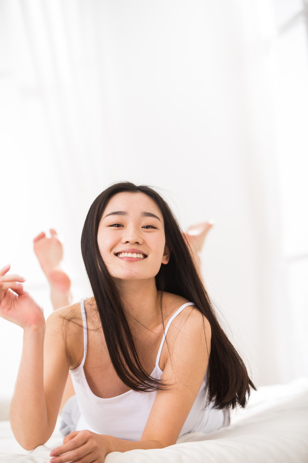 青年女人趴在床上
