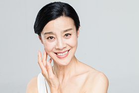 中老年女人妆面肖像