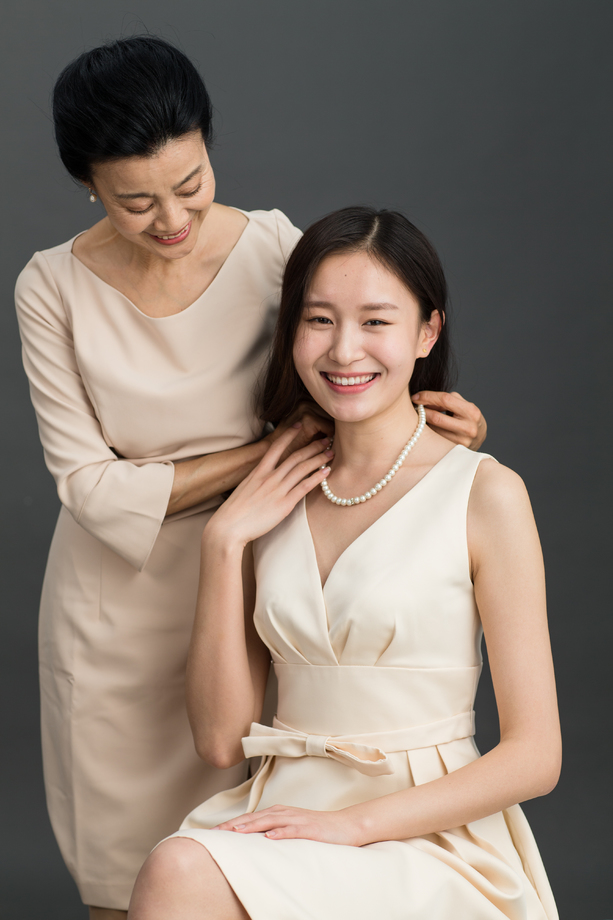 妈妈给女儿戴项链 妈妈给女儿戴项链