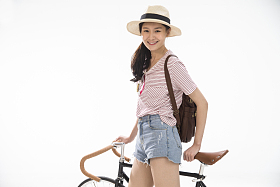 青年女孩骑车旅