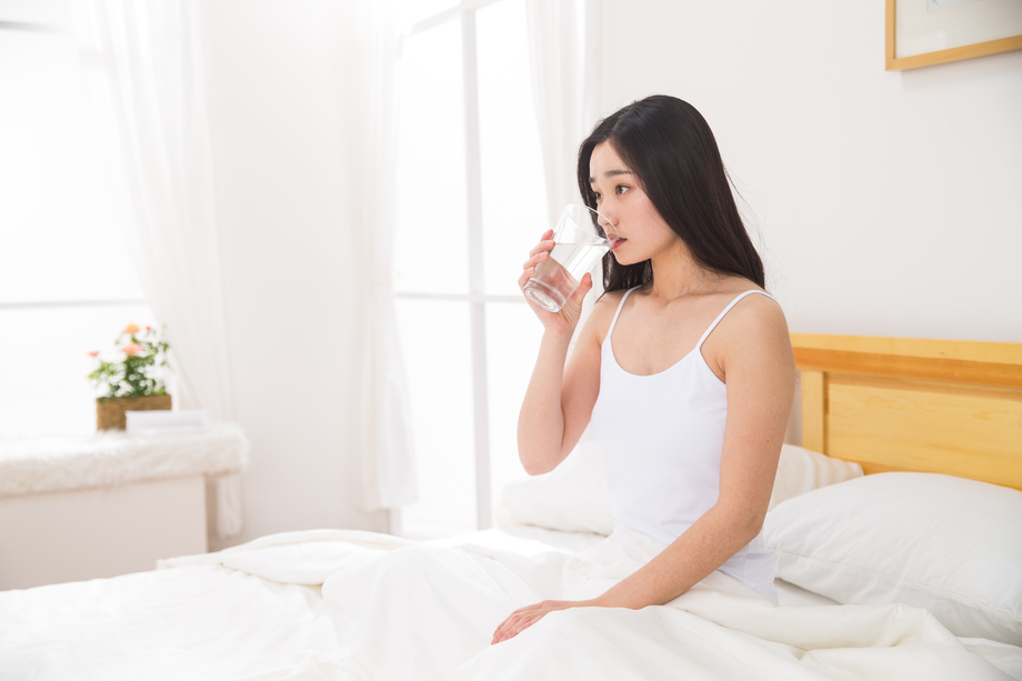 青年女人喝水图片