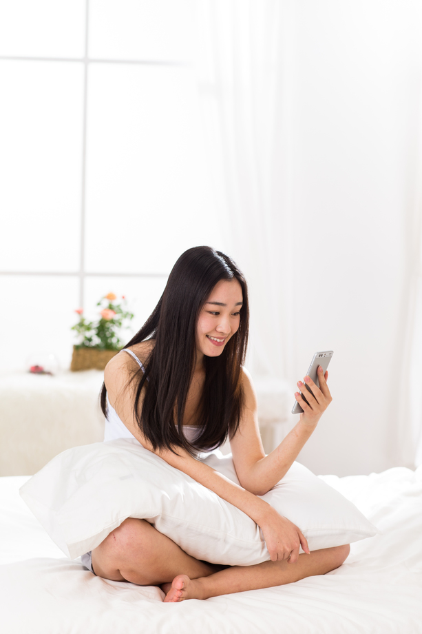青年女人在卧室自拍