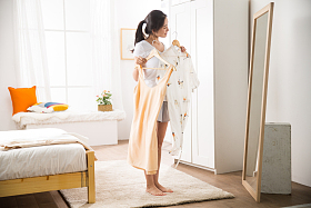 青年女人试衣服