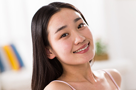 青年女人在卧室图片