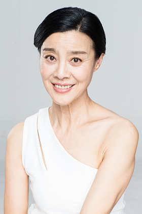 中老年女人妆面肖像照片