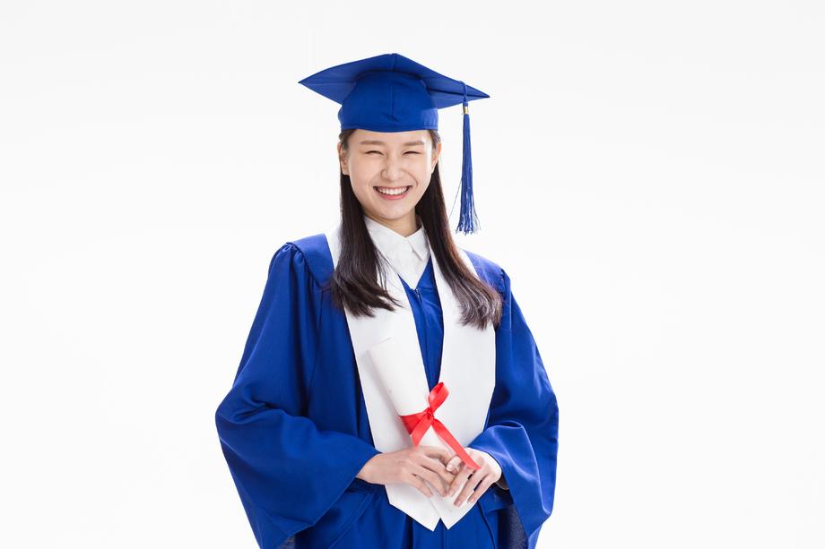 穿学士服的大学生图片