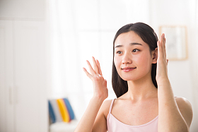 青年女人涂抹润肤露照片