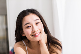 青年女人在卧室