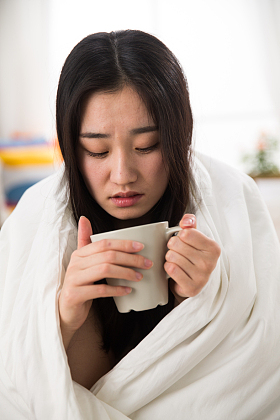 青年女人喝水照片