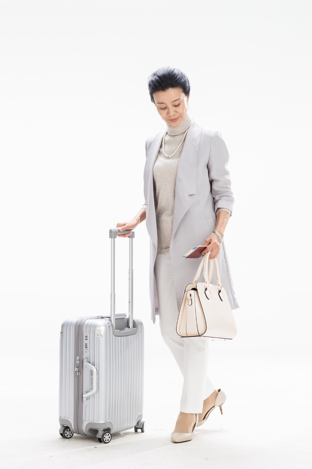 优雅女性旅行照片