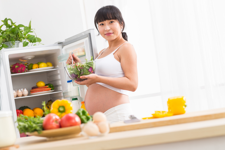 孕妇打开冰箱拿蔬菜图片