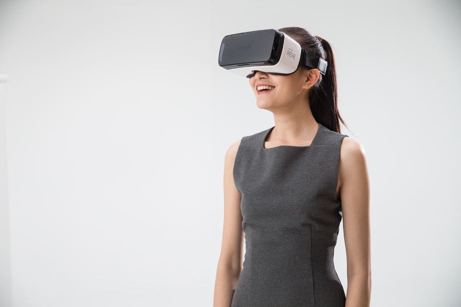戴着VR眼镜的青年女人照片