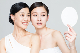 美丽优雅的母女照镜子图片
