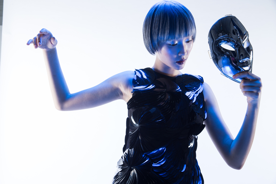 时尚女人拿着面具图片