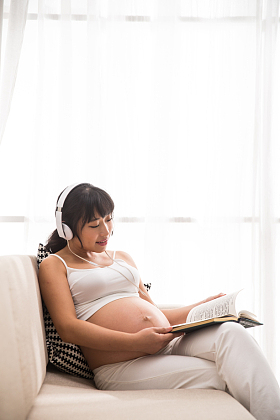 孕妇看书
