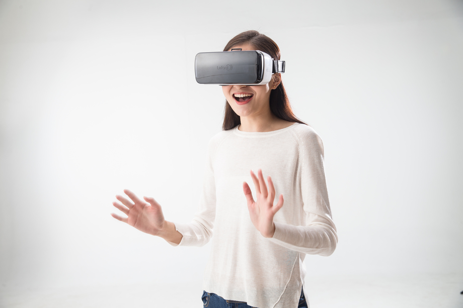 戴着VR眼镜的青年女人照片