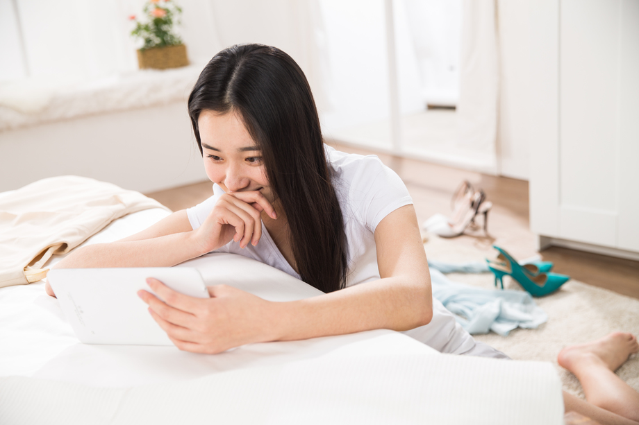 青年女人看平板电脑图片