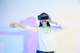 戴着VR眼镜的青年女人