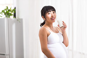 孕妇喝牛奶图片