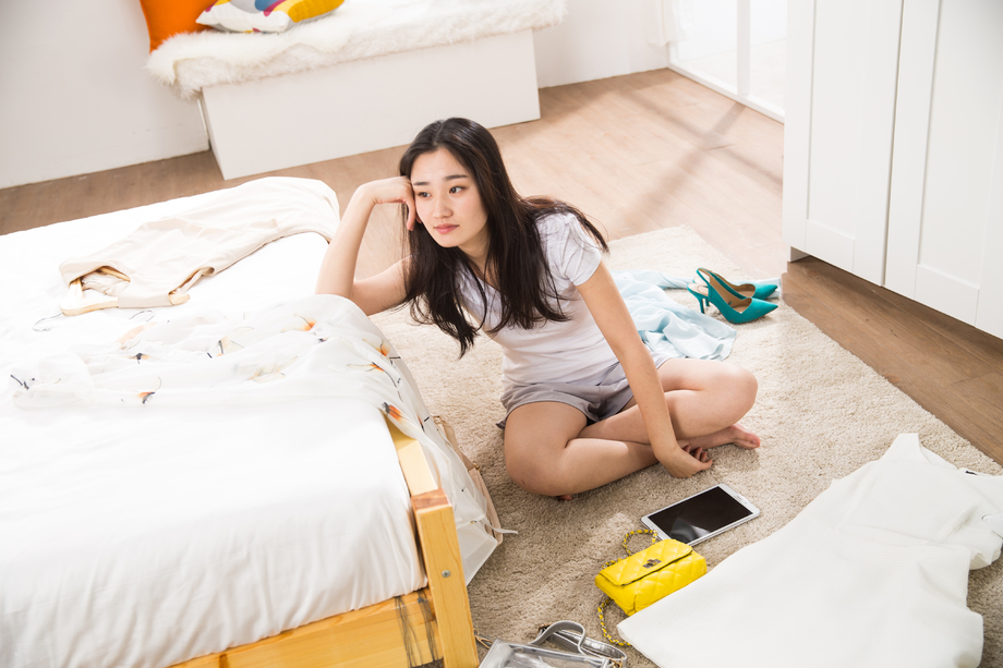 青年女人坐在地毯上