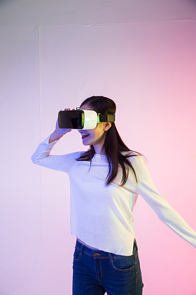 戴着VR眼镜的青年女人照片