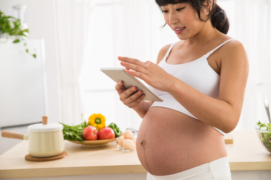 孕妇看平板电脑 孕妇看平板电脑