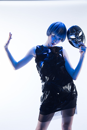 时尚女人拿着面具