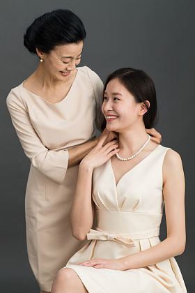 妈妈给女儿戴项链照片