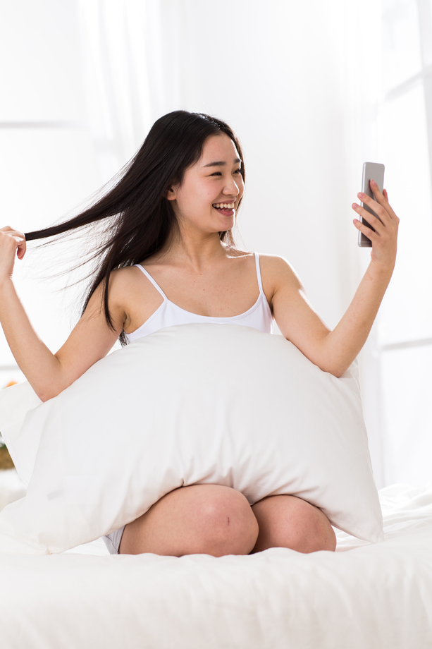 青年女人在卧室自拍