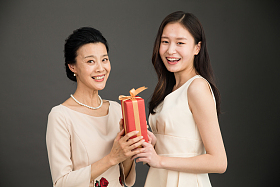 女儿给妈妈送礼物图片