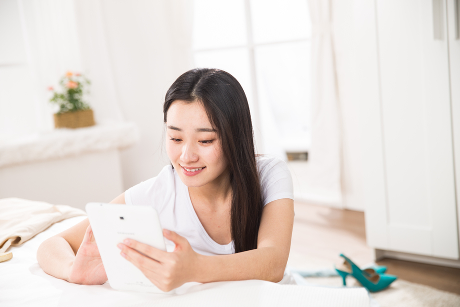 青年女人看平板电脑
