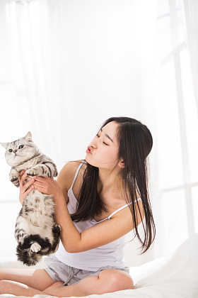 青年女人和猫