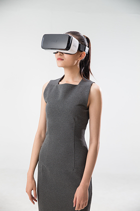 戴着VR眼镜的青年女人