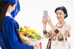 幸福快乐的母女用手机拍照图片