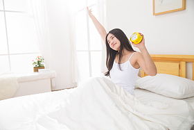 青年女人起床