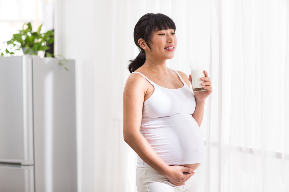 孕妇喝牛奶照片