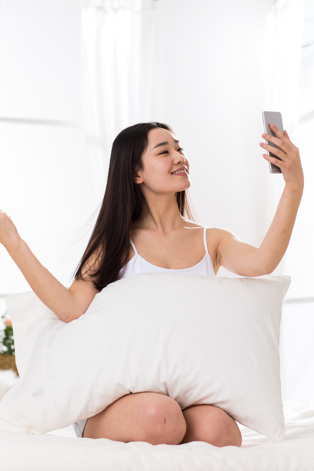 青年女人在卧室自拍