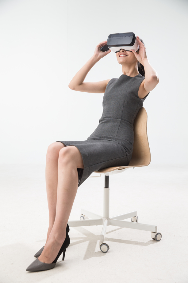 戴着VR眼镜的青年女人照片