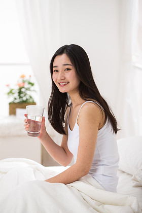 青年女人喝水照片