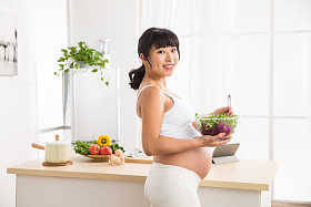 孕妇吃蔬菜沙拉