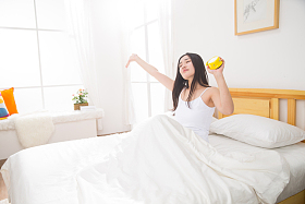 青年女人起床图片